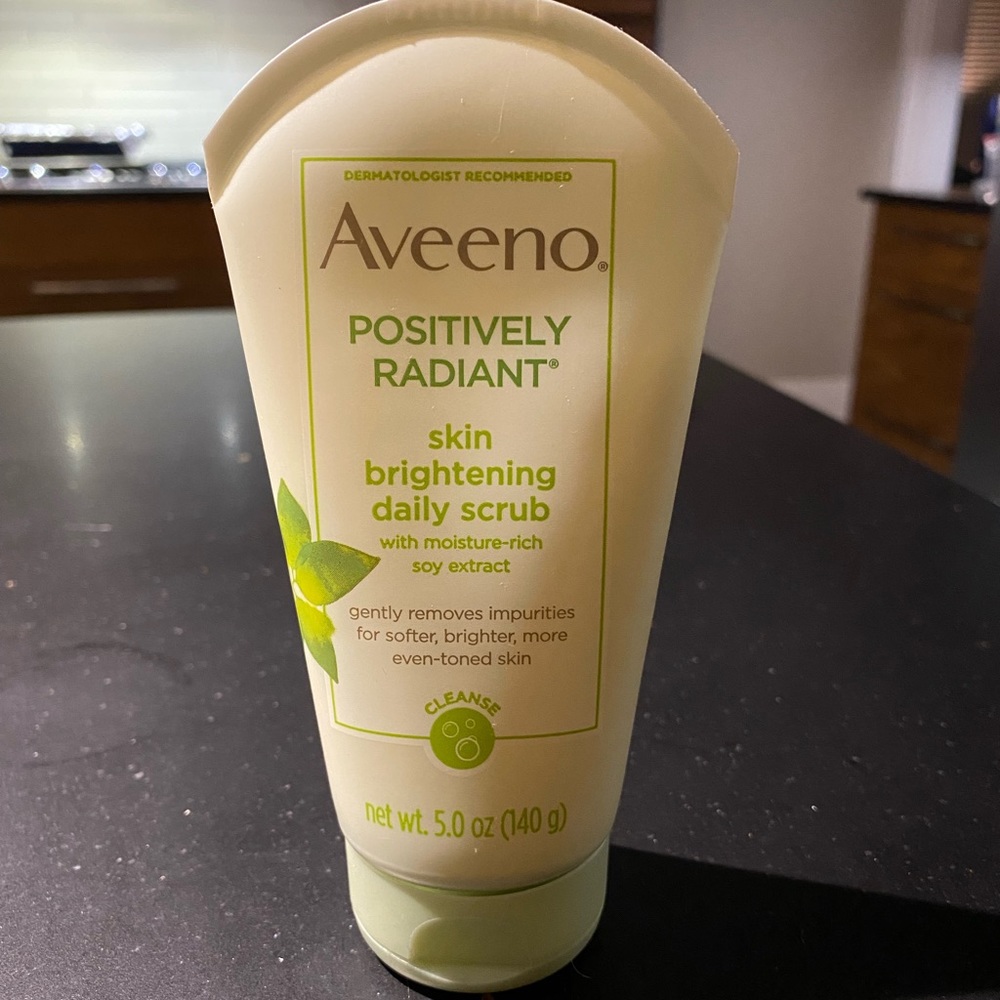 Aveeno Positively Radiant skin brightening daily scrub